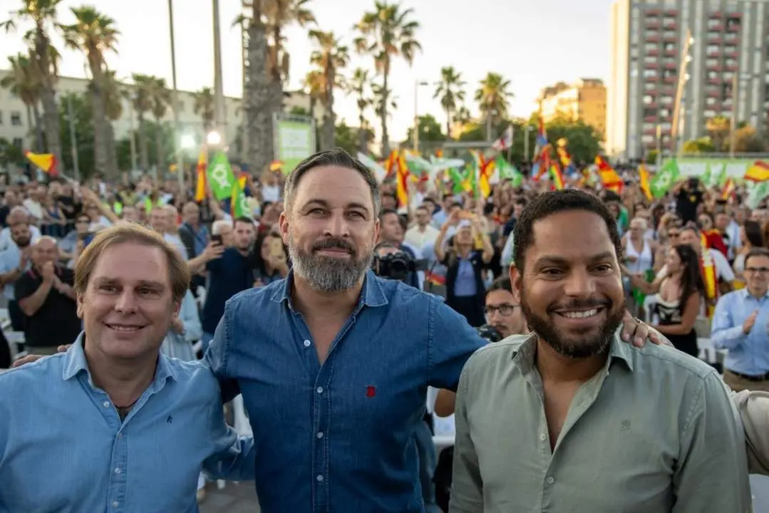Joan Garriga, Santiago Abascal e Ignacio Garriga al llegar al acto. - Europa Press
