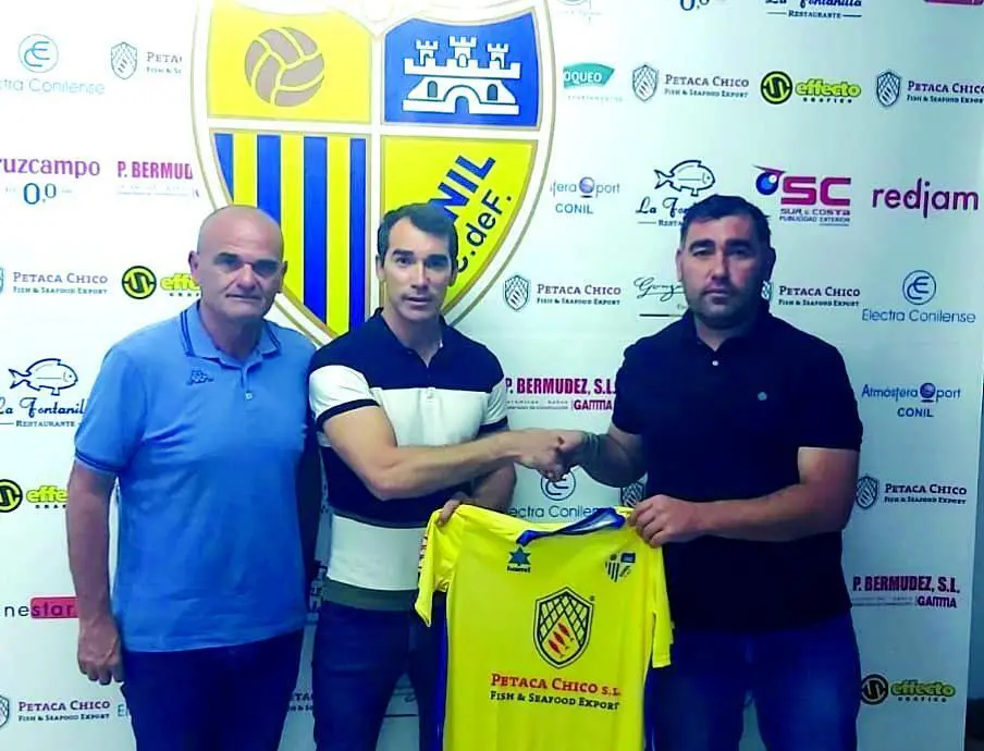 Francis, nuevo t&eacute;cnico del Conil CF, en la presentaci&oacute;n oficial. - Conil C.F.
