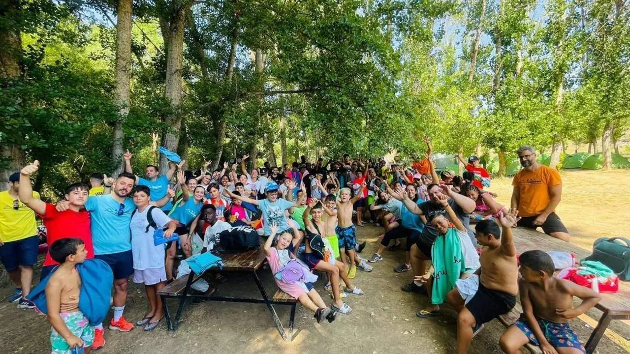 Menores de Tres Barrios, en un campamento en Cazalla de la Sierra.  - AES CANDELARIA