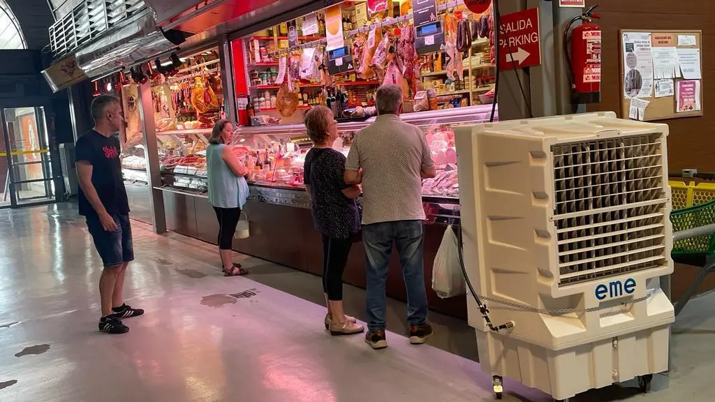 M&aacute;quinas en el mercado de abastos 'San Francisco'. - Viva Ja&eacute;n.