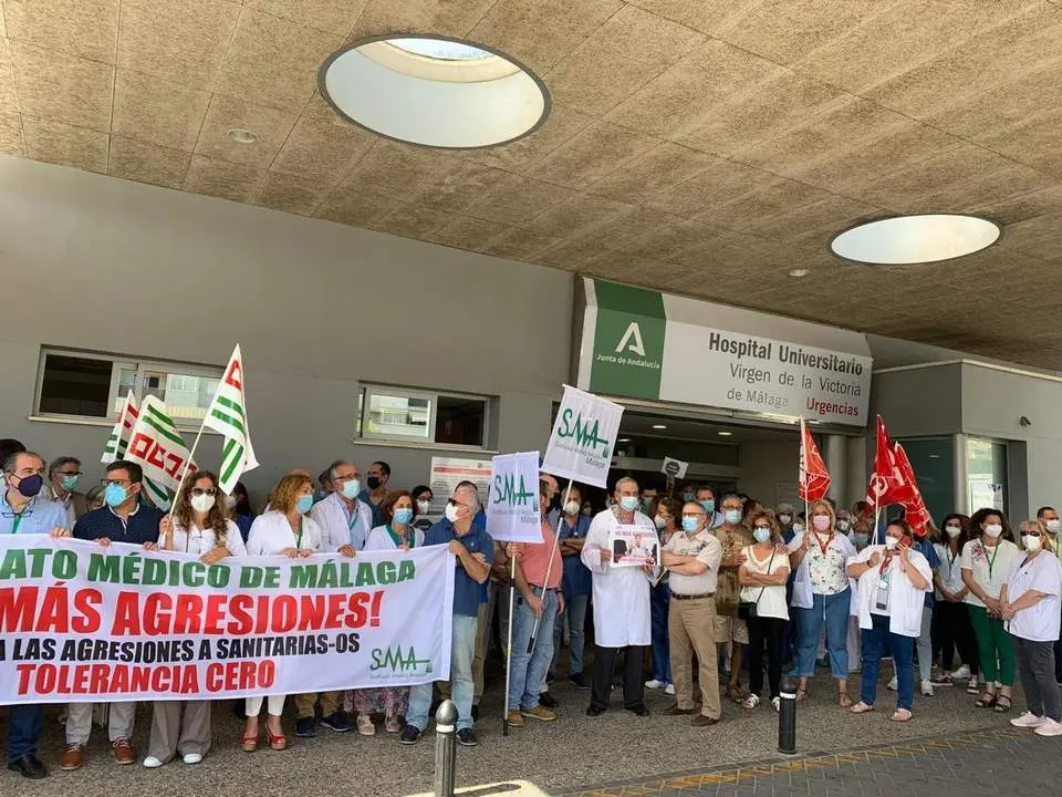 Profesionales sanitarios concentrados - JUNTA DE ANDALUC&Iacute;A