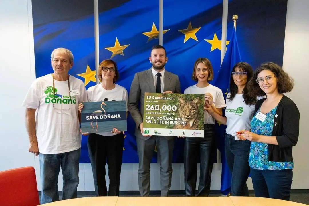 Entrega de firmas contra la ley de regad&iacute;os a la CE. - VH