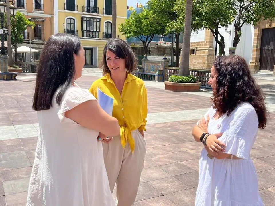 Macarena Olona junto a sus compa&ntilde;eras de Caminando Juntos. - A.B.