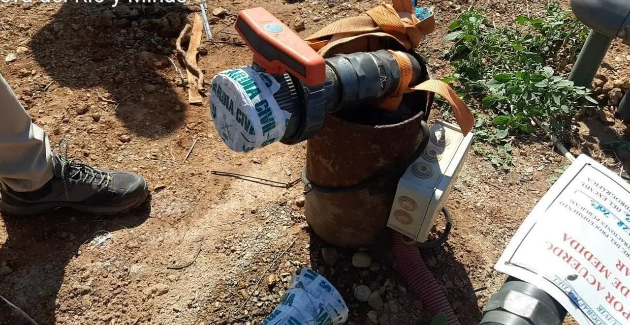 Uno de los pozos precintados en la Vega del Guadalquivir.  - CHG