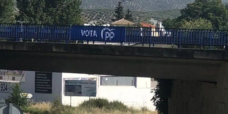 Pancarta colocada en un puente sobre la N-432. - 