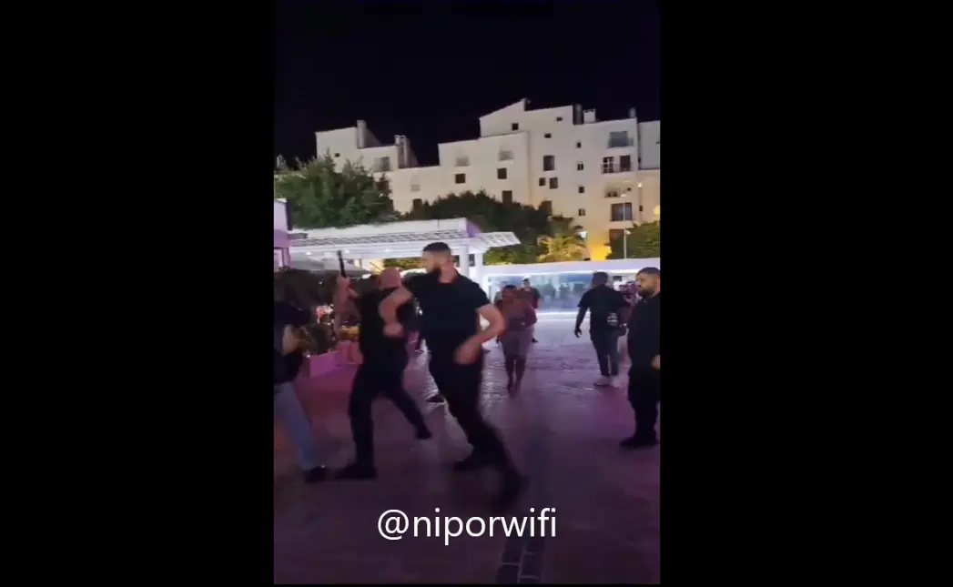 Dos porteros de una discoteca de Marbella golpean con porras a un cliente
