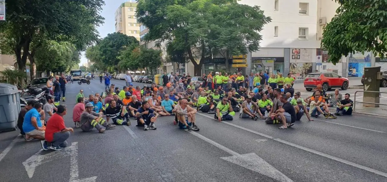 Los trabajadores cortando una calle de C&aacute;diz. - Mar&iacute;a Palacios