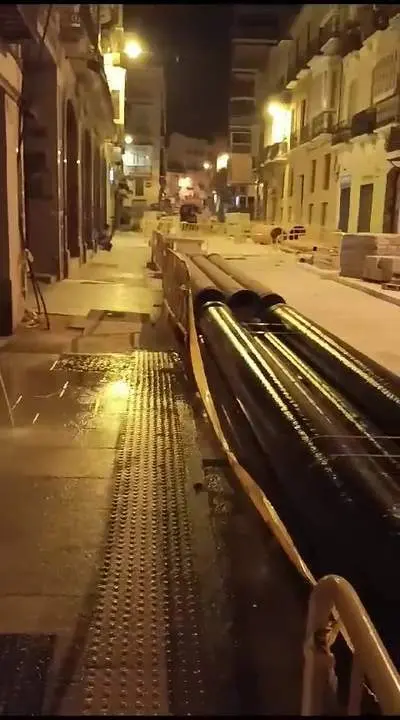 Fuga de cientos de litros de agua potable en la zona de la calle Carreter&iacute;a en obras