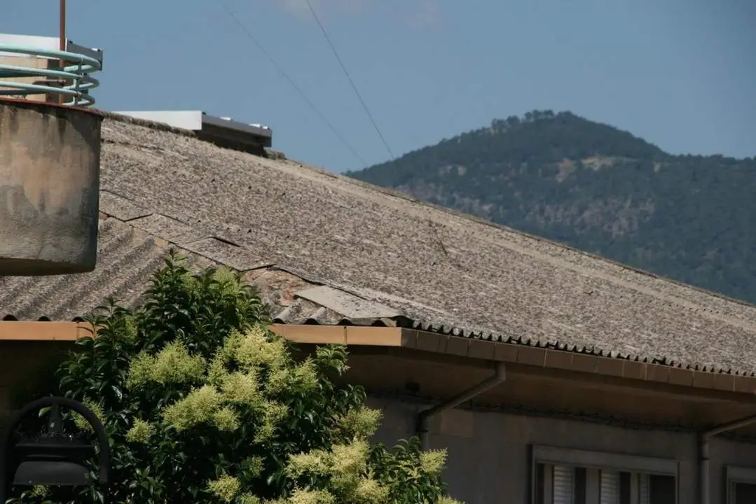 Tejado del centro de salud de Orcera. - Ecologistas en Acci&oacute;n