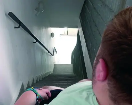 El joven, frente a las escaleras que le separaban del exterior.  - Viva