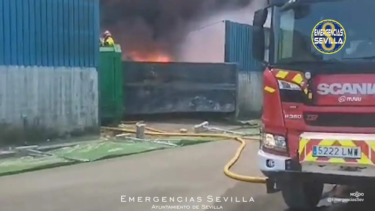 El incendio de la nave de reciclaje de Sevilla se reactiva una semana despu&eacute;s
