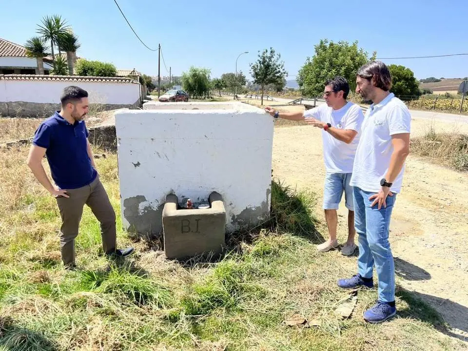 Instalado y conectado a la red de aguas el hidrante en Los Naveros. - A.V.