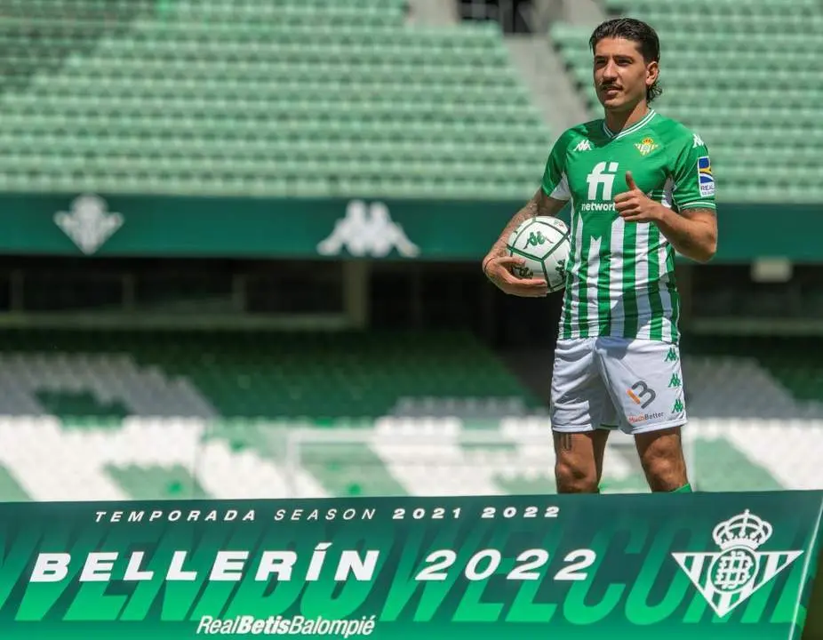 El nuevo lateral derecho del Real Betis, H&eacute;ctor Beller&iacute;n, durante su presentaci&oacute;n en el Benito Villamar&iacute;n.  - efe