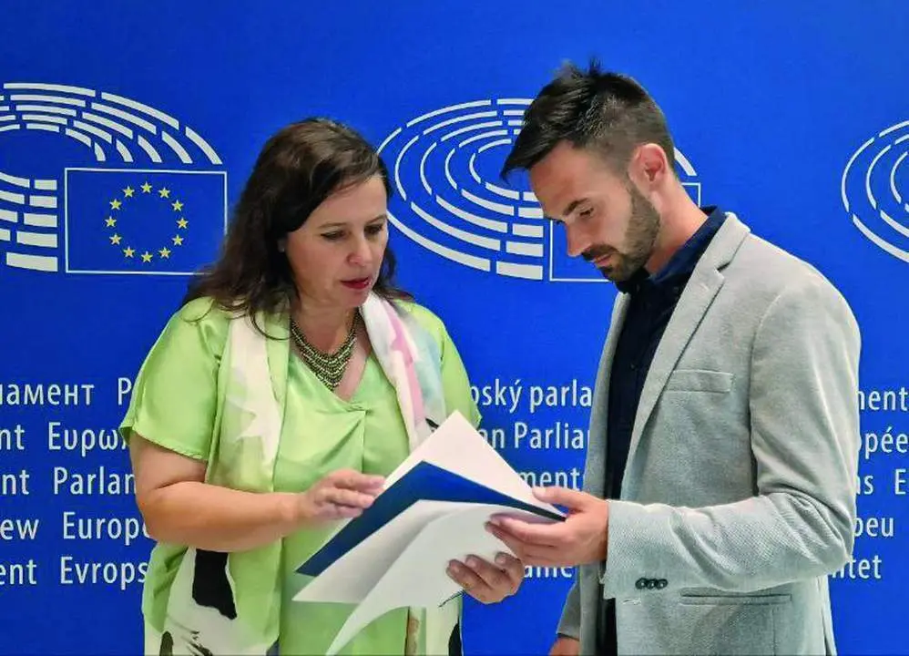 De la Cruz, con la eurodiputada Ana Miranda, en Bruselas. - VIVA