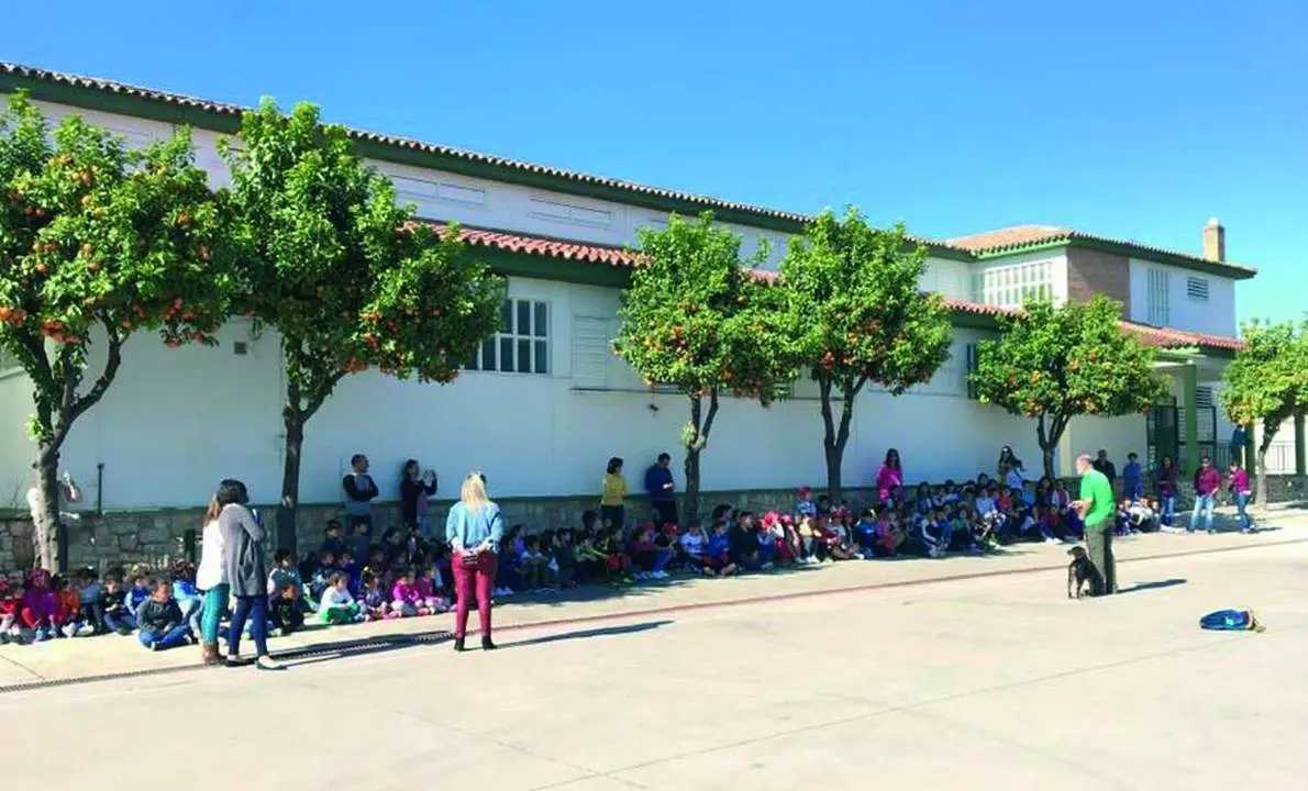 Patio del CEIP. Castillo Anzur durante el horario de recreo.   - 
