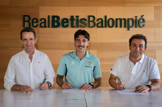 H&eacute;ctor Beller&iacute;n durante la firma de su contrato. - rbb