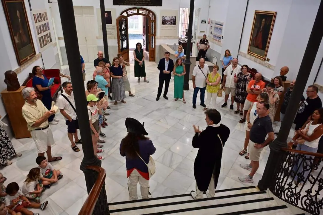 Visita teatralizada en el Museo de las Cortes. - VIVA
