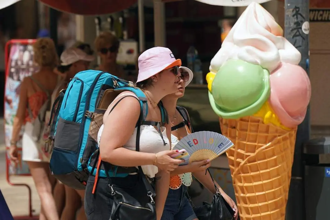 Turistas de verano en M&aacute;laga. - &Aacute;lex Zea/Europa Press