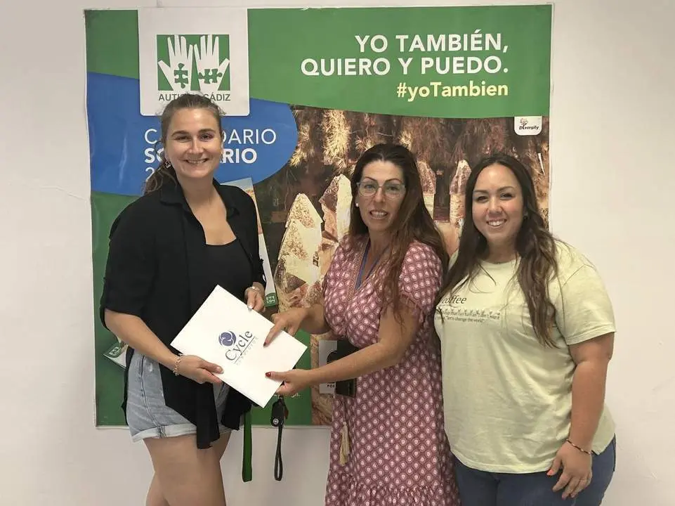 Carmen Molina, de Cycle, en la visita a la sede de Autismo C&aacute;diz - Viva