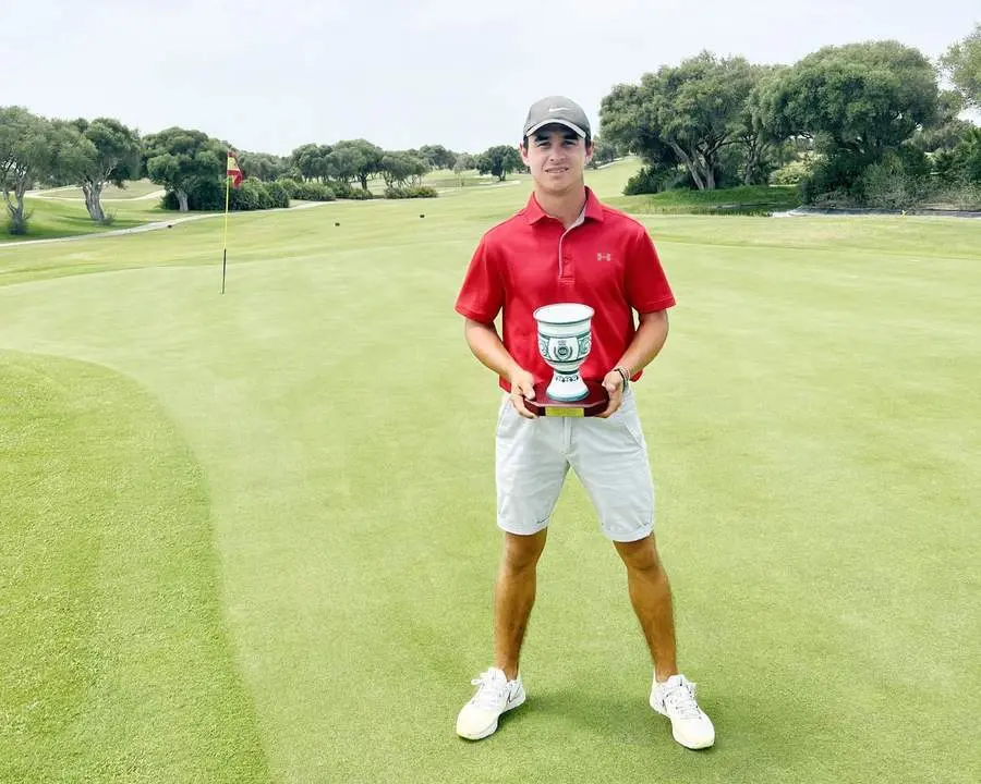 Santiago Blanco, con el trofeo de campe&oacute;n - A. I.