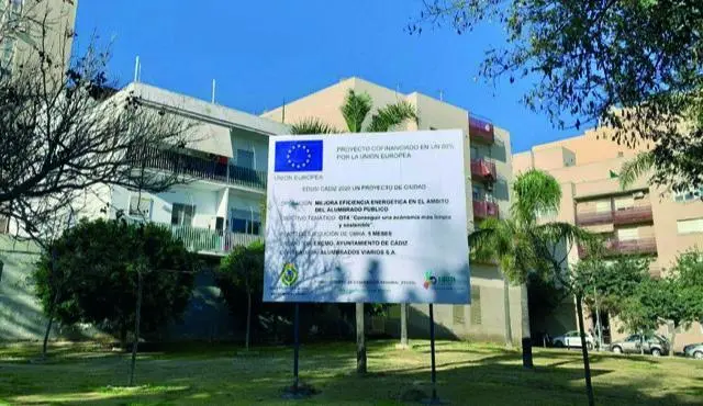 Cartel que anunciaba las obras de renovaci&oacute;n del alumbrado p&uacute;blico.  - VIVA