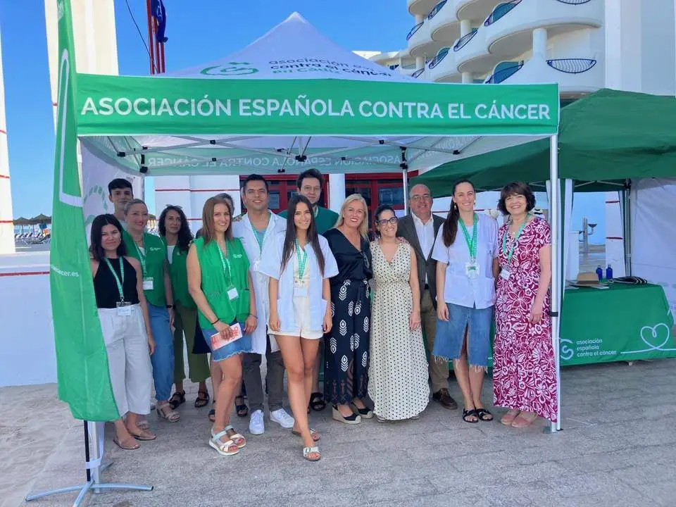 Autoridades y personal sanitario en la carpa instalada en C&aacute;diz.  - Viva