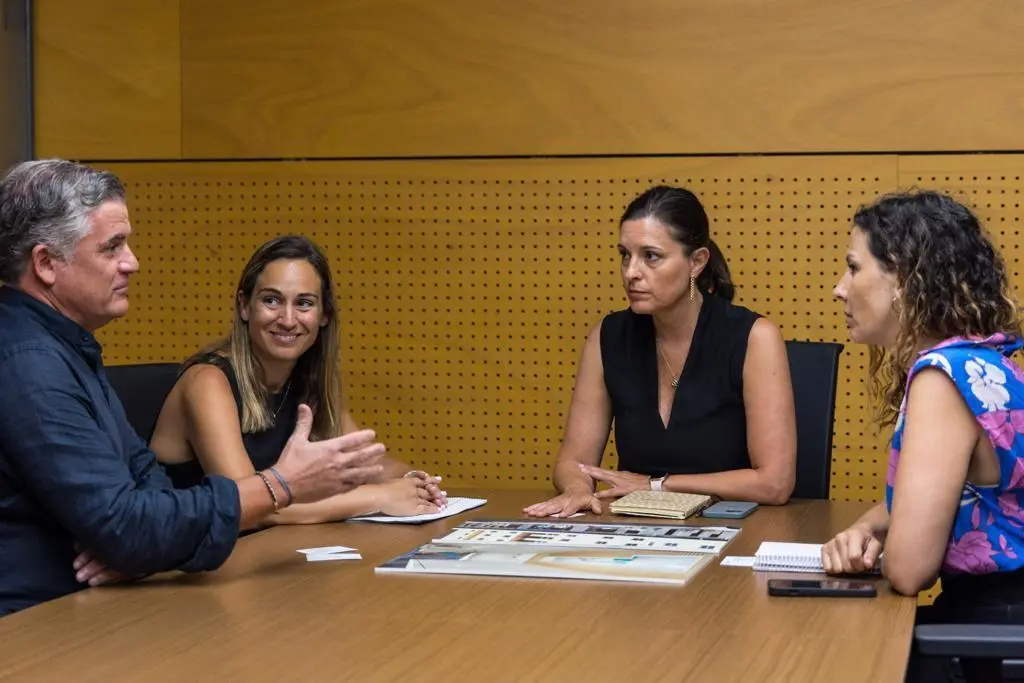 Cavada con los directivos del grupo sanitario. - A.I.