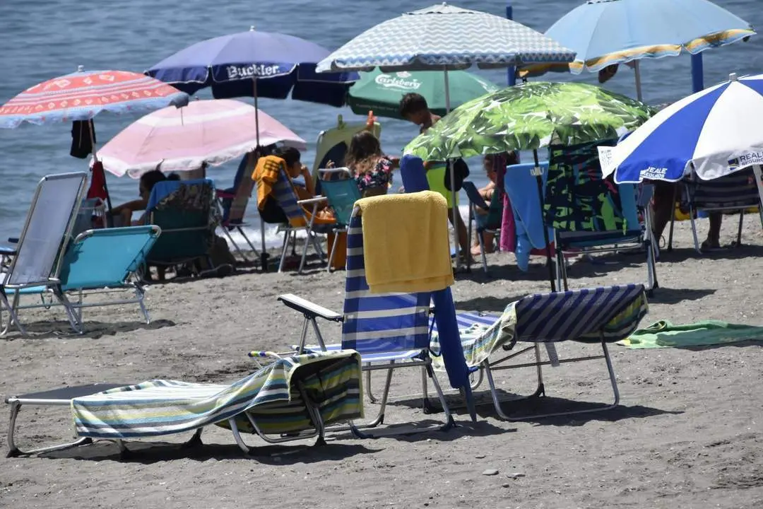 Un verano de guerra de sombrillas. - Irene Mart&iacute;n Morales/EFE