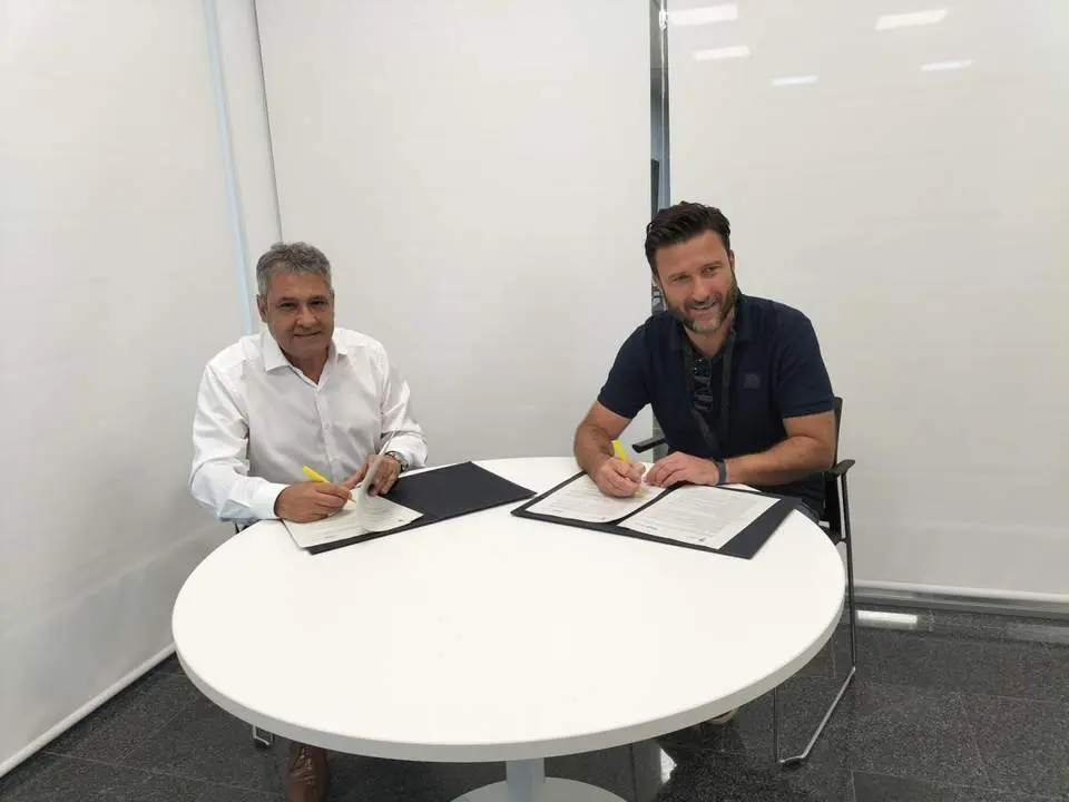 Firma del convenio de colaboraci&oacute;n entre el C&aacute;diz y CEAR. - VIVA