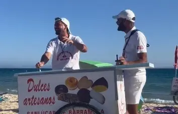 Dos vendedores con mucha gracia venden pasteles de Sanl&uacute;car en Bolonia y se hacen virales