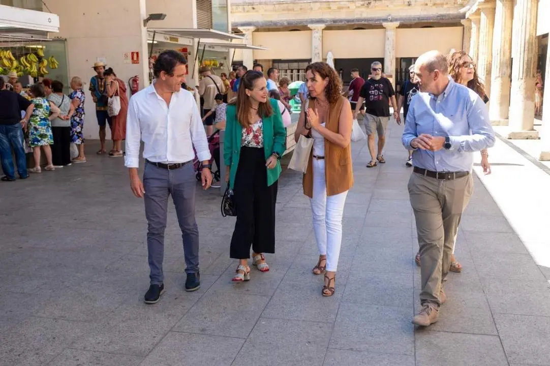 Visita institucional de Cecilia Carrasco al mercado de abastos.  - VIVA