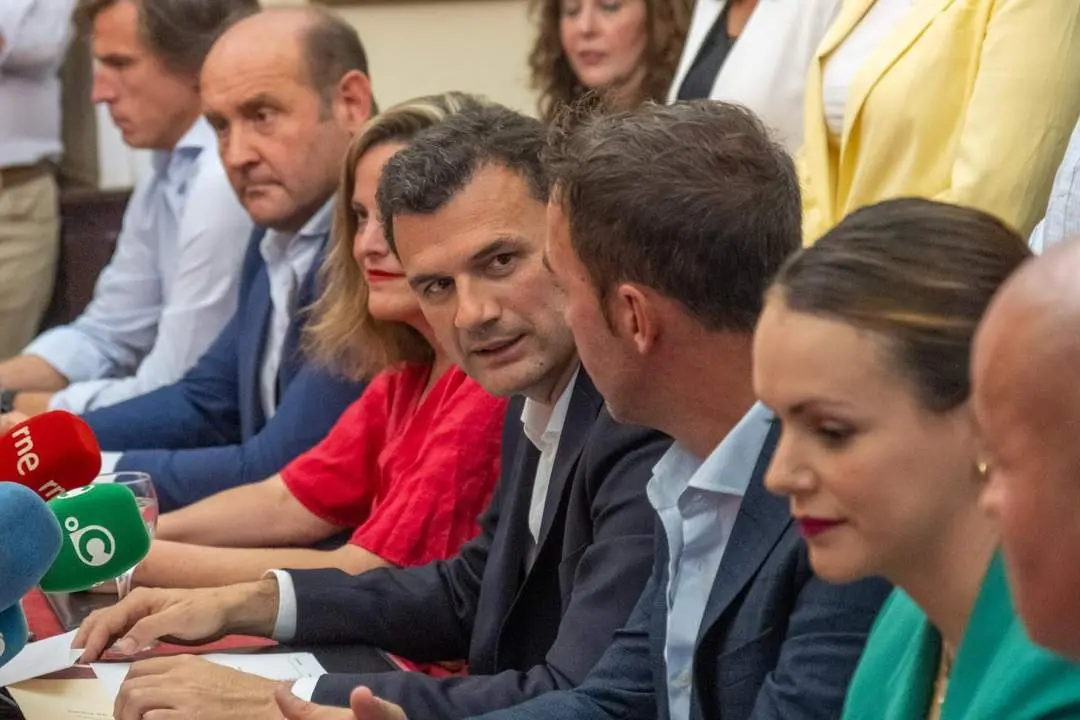 Bruno Garc&iacute;a, en rueda de prensa, con su equipo de Gobierno. - VIVA