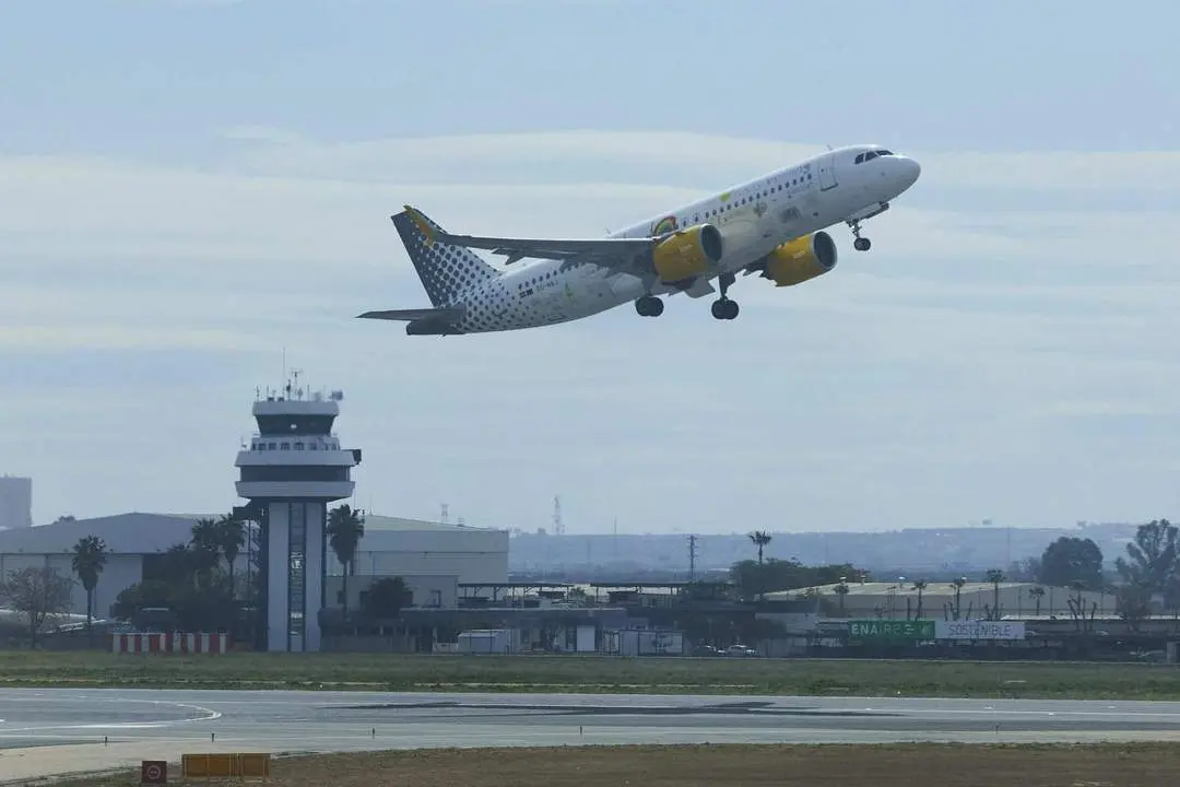Un despegue desde el aeropuerto de Sevilla. - Archivo
