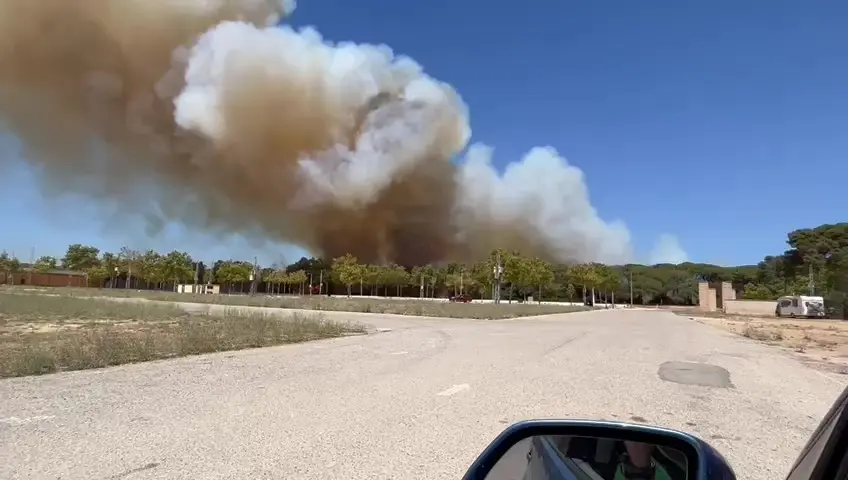 Desalojadas unas 20 casas por el incendio de Las Canteras, que afecta ya a Los Toru&ntilde;os