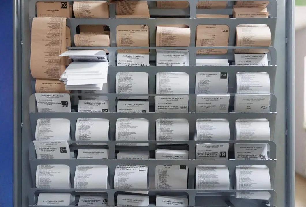 Papeletas preparadas en un colegio electoral. - Europa Press