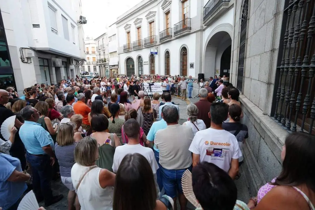 Concentraci&oacute;n de repulsa por el asesinato machista de Pozoblanco. - Ayuntamiento