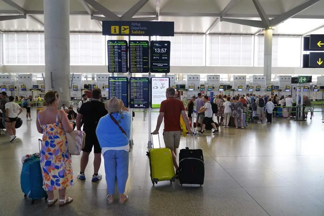 Ambiente de verano en el aeropuerto. - &Aacute;lex Zea/Europa Press
