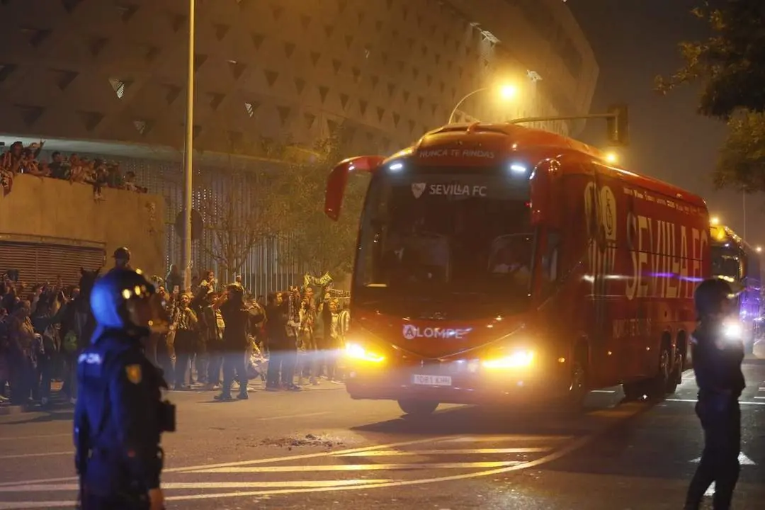 La llegada del autob&uacute;s del Sevilla FC al Benito Villamar&iacute;n. - Efe