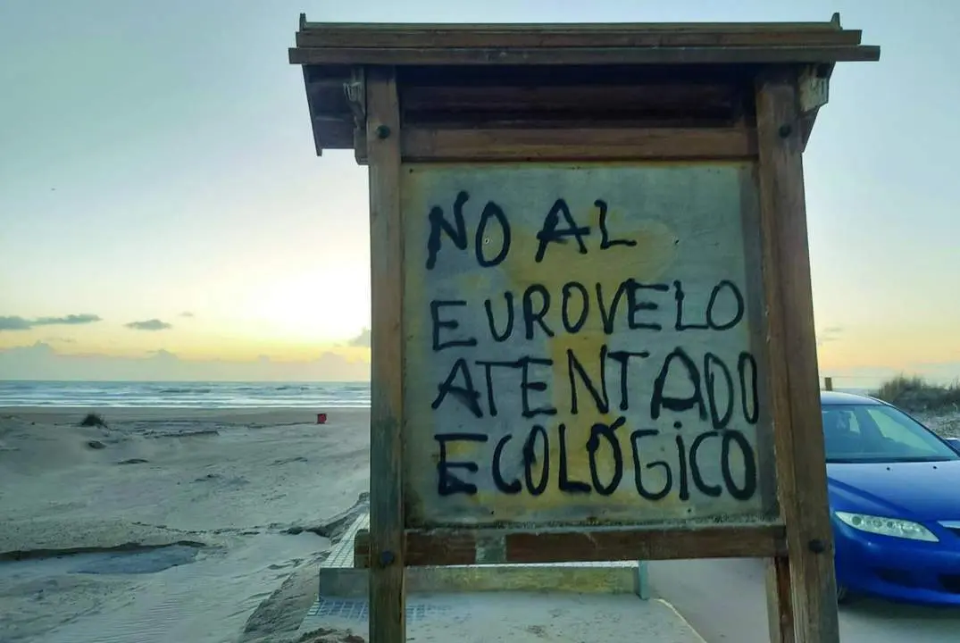 Pintada de rechazo al proyecto de Eurovelo en C&aacute;diz. - VIVA