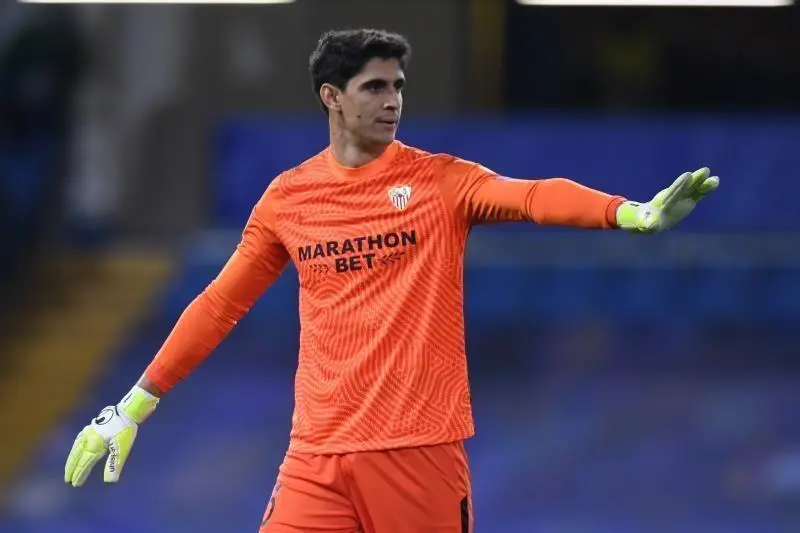 El guardameta del Sevilla FC, Bono, durante un partido de Champions. - efe