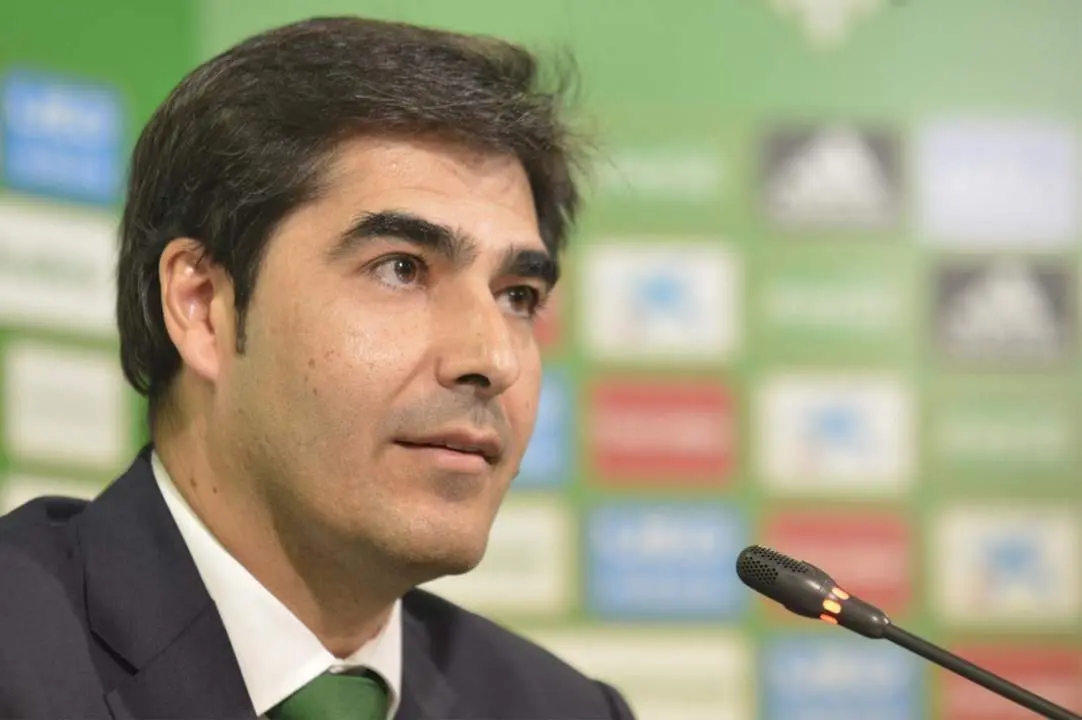 El presidente del Betis, &Aacute;ngel Haro, durante una rueda de prensa.  - rbb