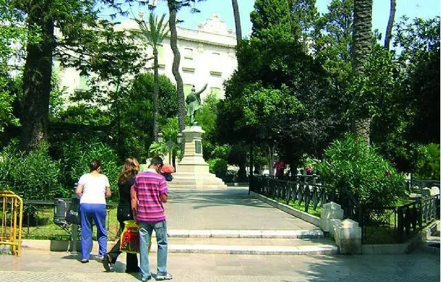 La plaza de la Candelaria de C&aacute;diz.  - Viva