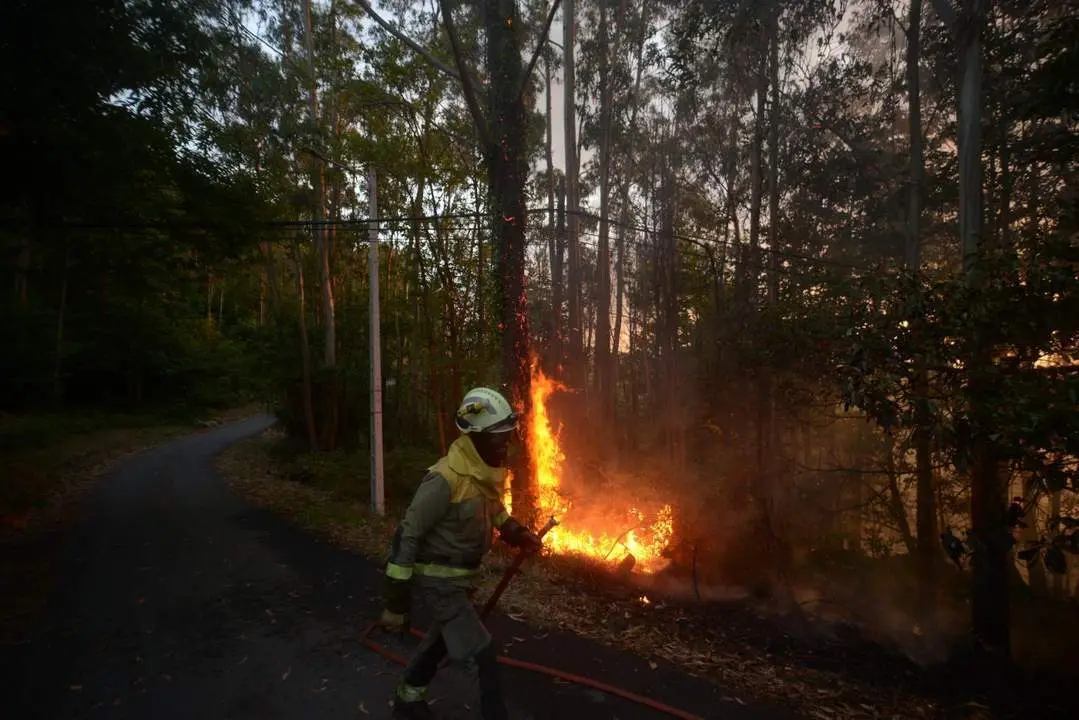 Bomberos trabajan para extinguir el fuego. - Europa Press