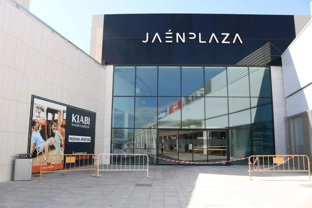 Entrada del Ja&eacute;n Plaza. - VIVA Ja&eacute;n