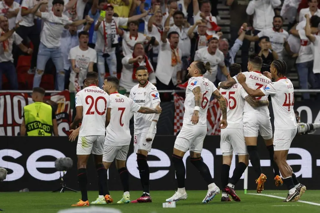 El Sevilla FC, durante la gran final ante la Roma. - EFE