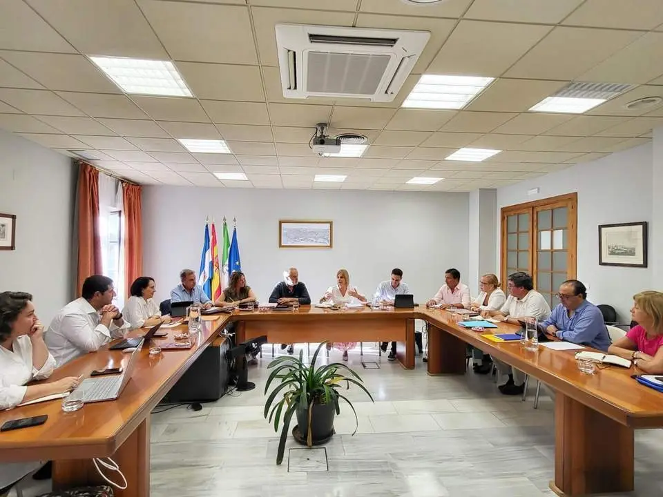 Mar&iacute;a Jos&eacute; Garc&iacute;a-Pelayo, con los miembros del Gobierno local.  - Andaluc&iacute;a Informaci&oacute;n