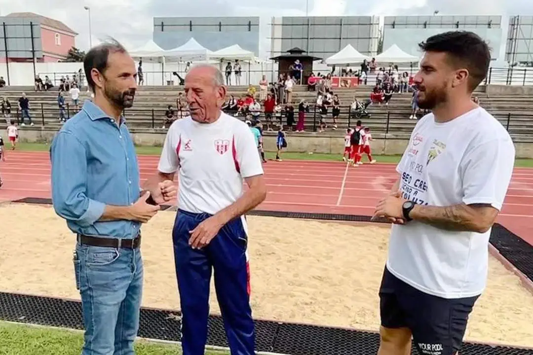 V&iacute;ctor Mora conversando con Manolo Moscosio y Antonio D&iacute;az - A. I.