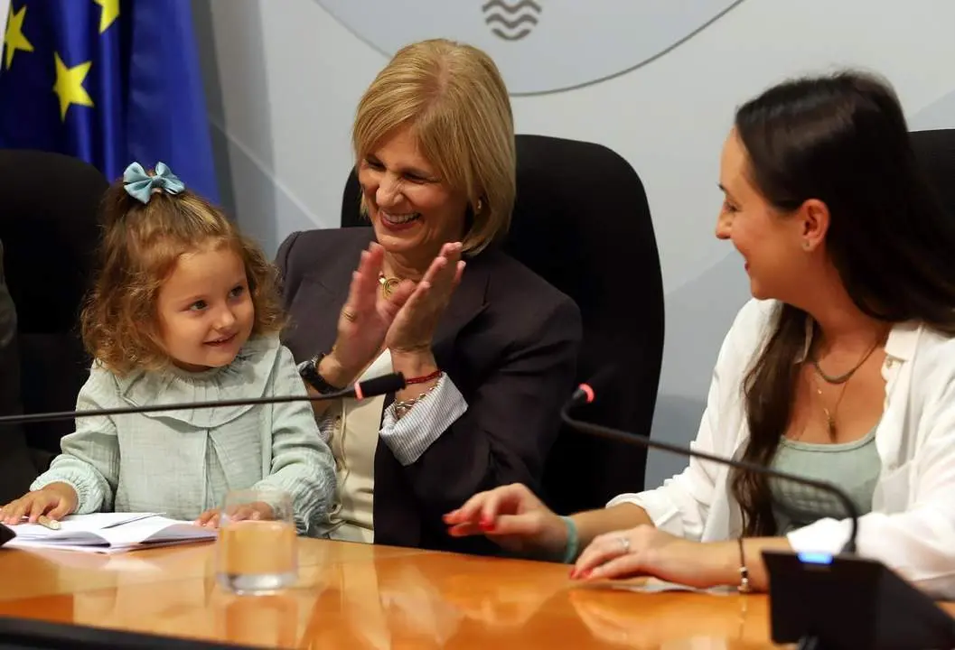La alcaldesa con Valentina en la rueda de prensa - jerez.es