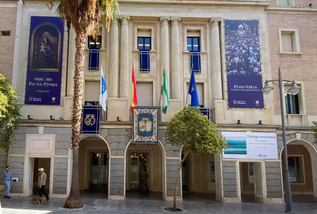 Fachada de la Diputaci&oacute;n engalanada. - VH