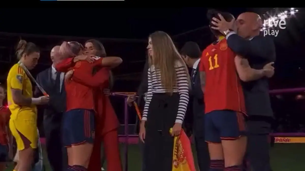 Beso de Rubiales a Jenni Hermoso. - RTVE